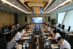 桐鄉(xiāng)政企聯(lián)動現(xiàn)場會開進振石、巨石，一如既往支持大企業(yè)穩(wěn)定發(fā)展！
