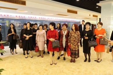 桐鄉(xiāng)市女企業(yè)家代表來中國(guó)巨石集體“充電”